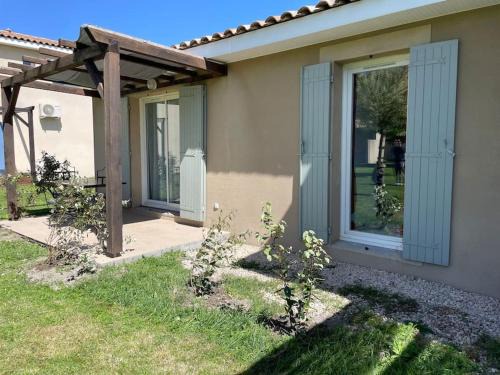 Saint-Saturnin-les-Avignon Apartment | Villa Tia - Maisonnette - 2 chb - 2 sdb - CLIM- piscines - bord de lac -