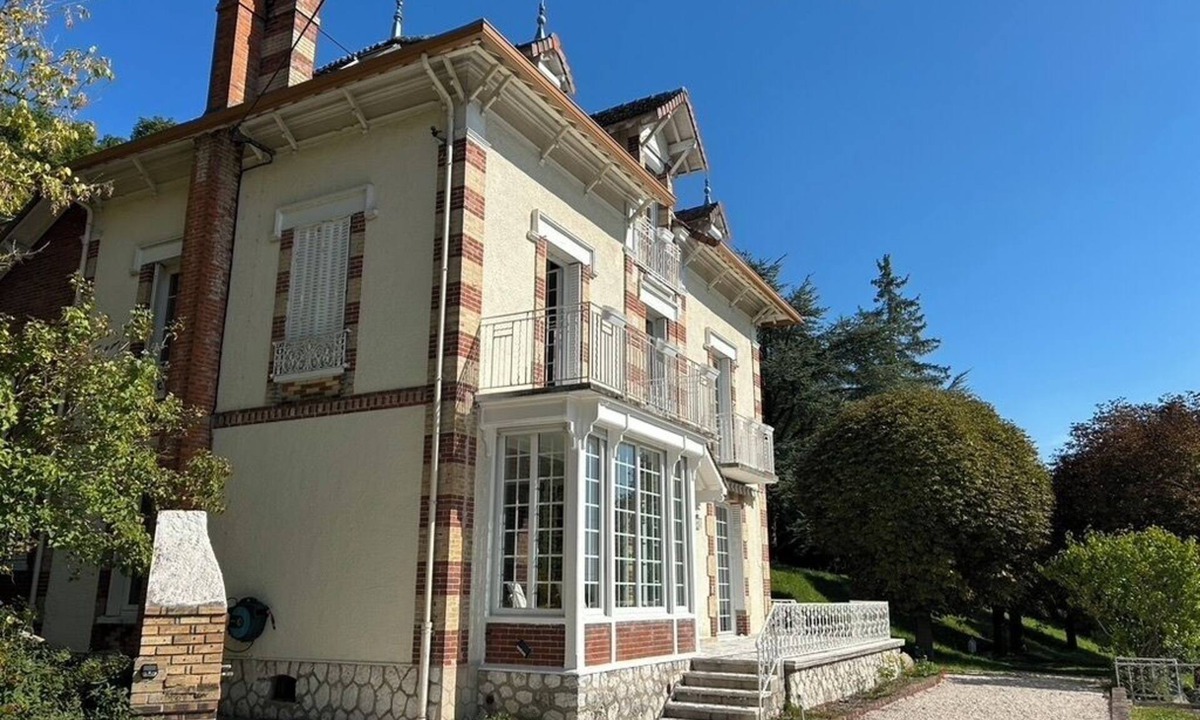 Vernou-la-Celle-sur-Seine Villa | Villa des Sources overlooking the Seine