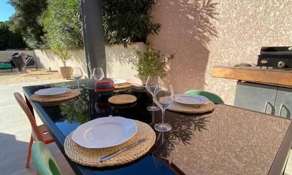 Sainte-Marie-la-Mer Villa | Villa-Garden view-Private Bathroom