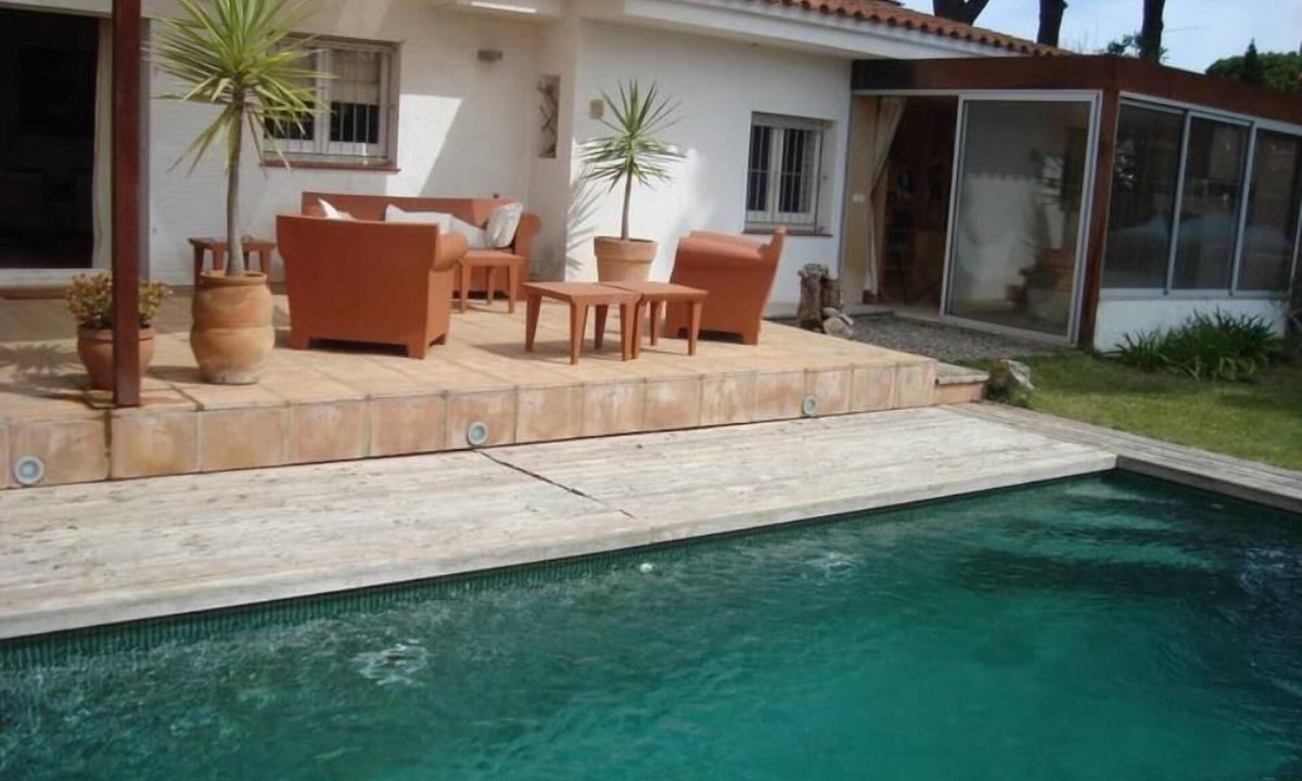 L'Escala Villa | Villa Gemini: 4 bedrooms, 2 bathrooms, garden, swimming pool, pets allowed