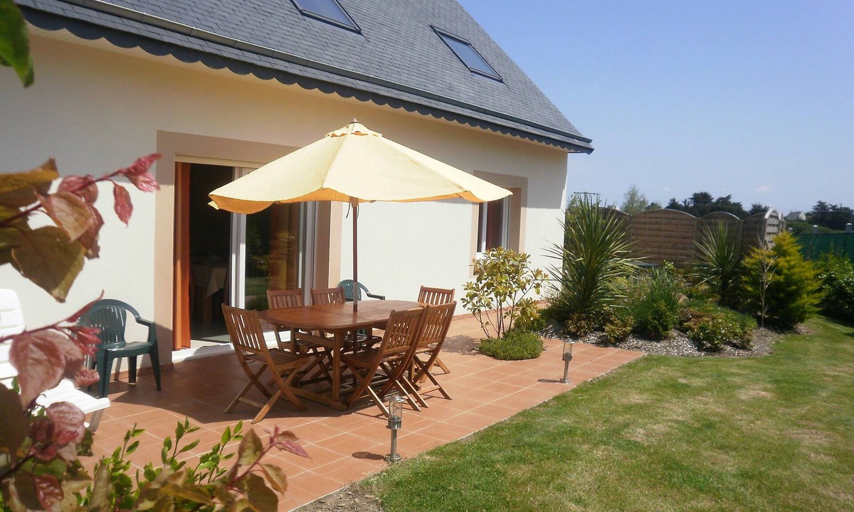 Rebais House | Villa 'Gite Bord de Mer Jacuzzi' with Private Terrace and Wi-Fi
