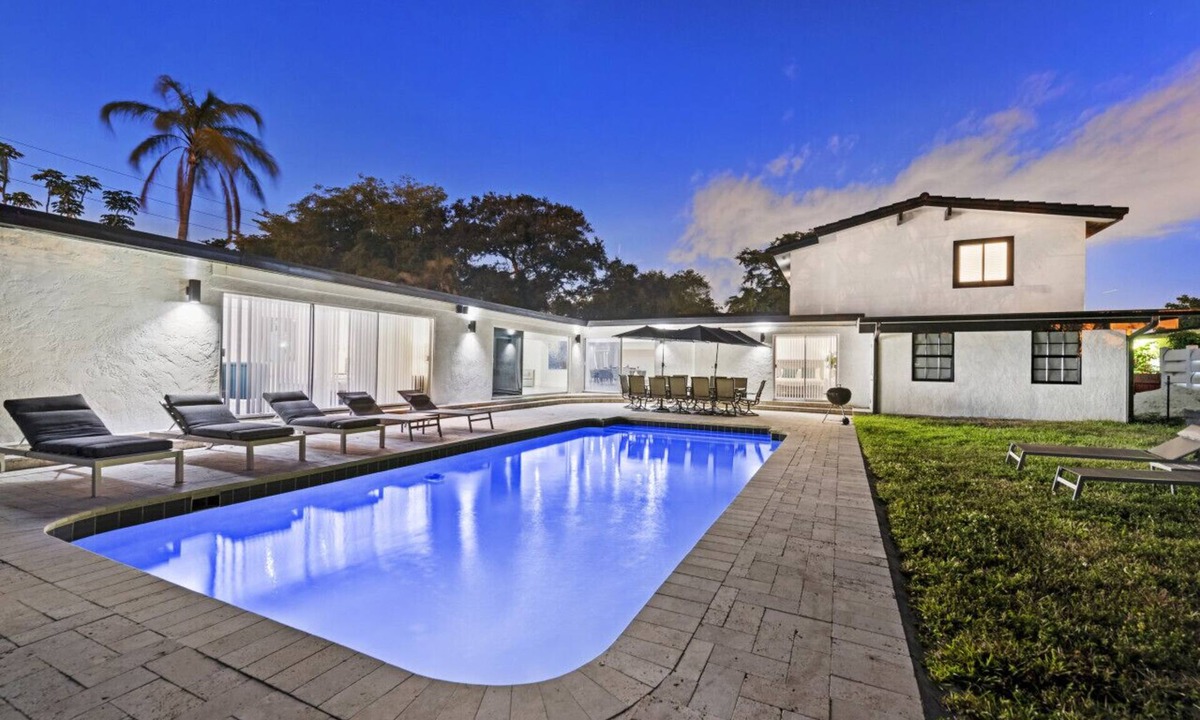 Hollywood Hills House | Villa Greyon: Chic 8BR/6BA, Heated Pool Retreat, Sleeps 18! Stylish Group Escape