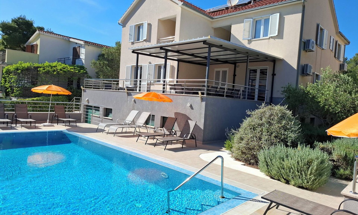 Cove Osibova (Milna) Villa | Villa Gudelj, 30m from the beach, air-conditioned, kayaks, bicycles, heated pool