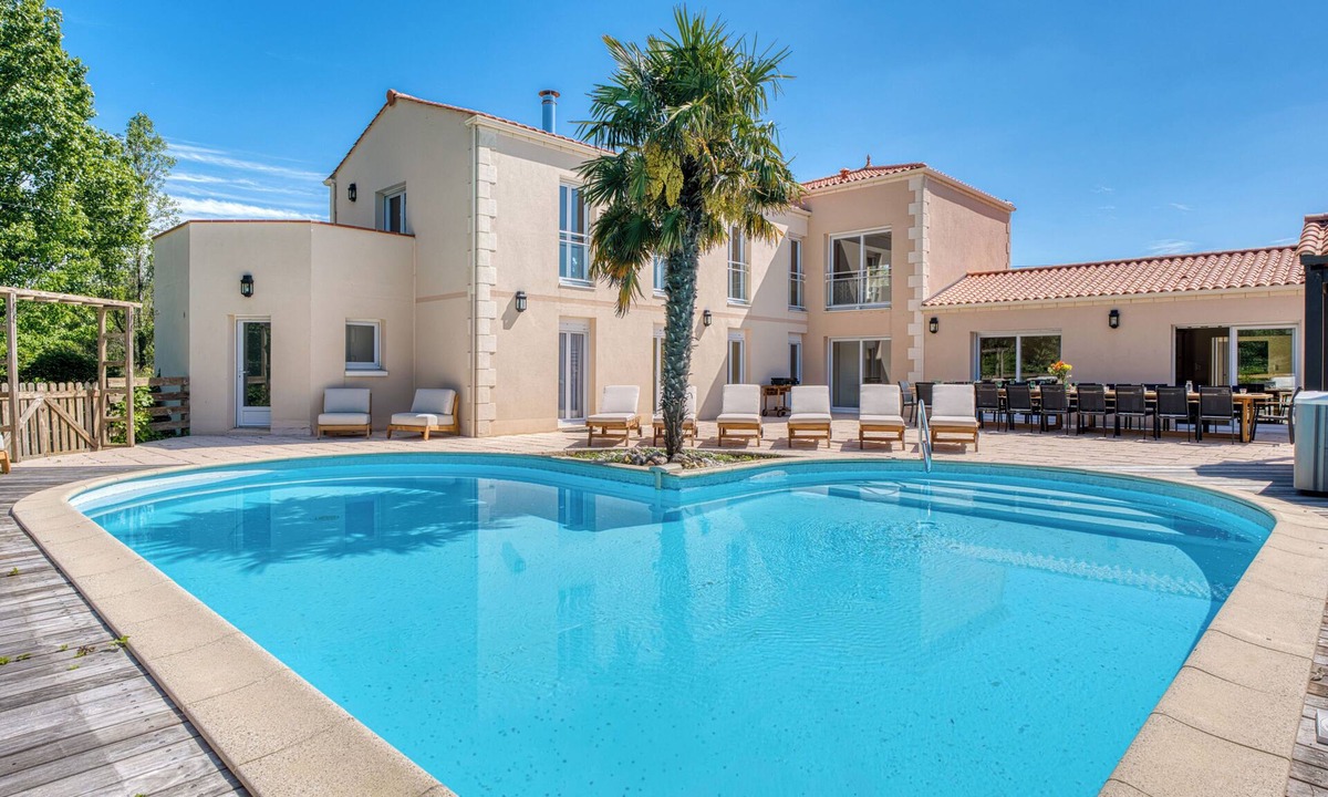 Landevieille Villa | Villa Hauts Du Lac : 15 pax, Pool, Spa, Pétanque & Lake