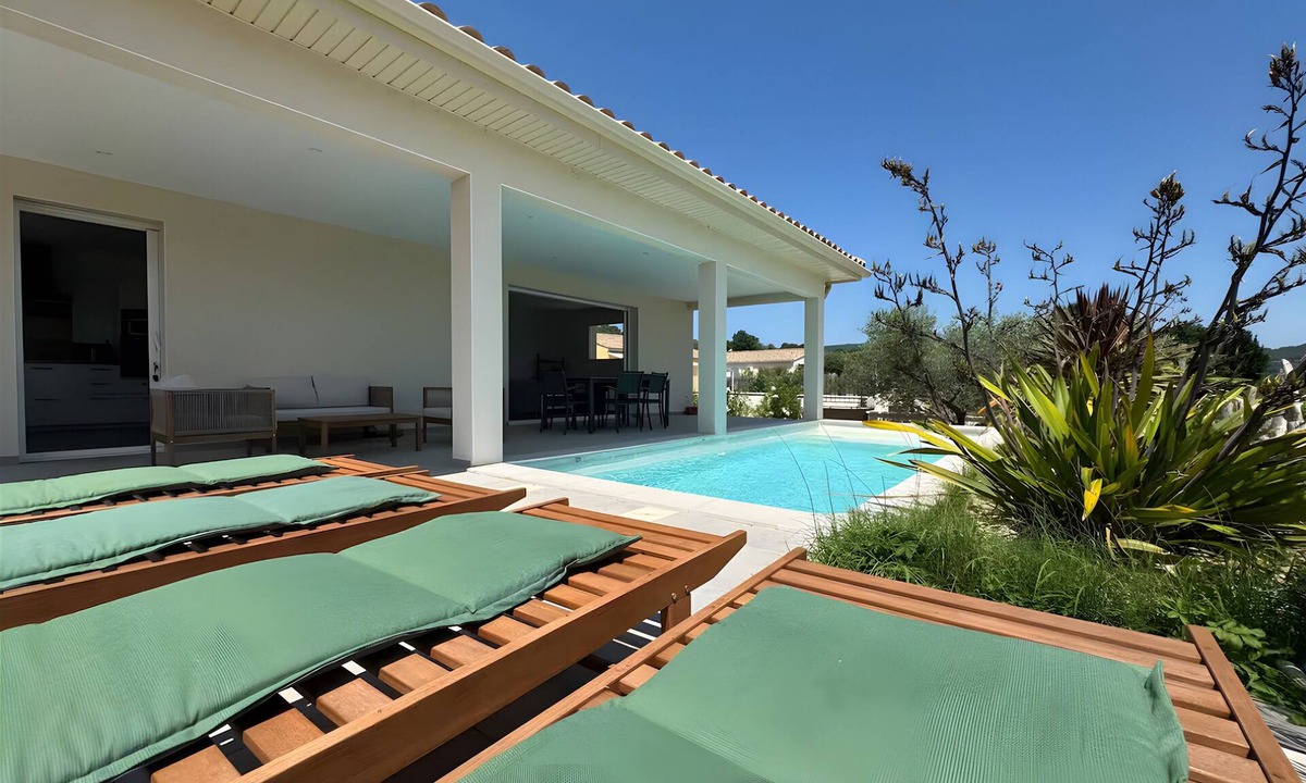 Goudargues Villa | Villa 'Hestia' with Private Pool, Wi-Fi and Air Conditioning