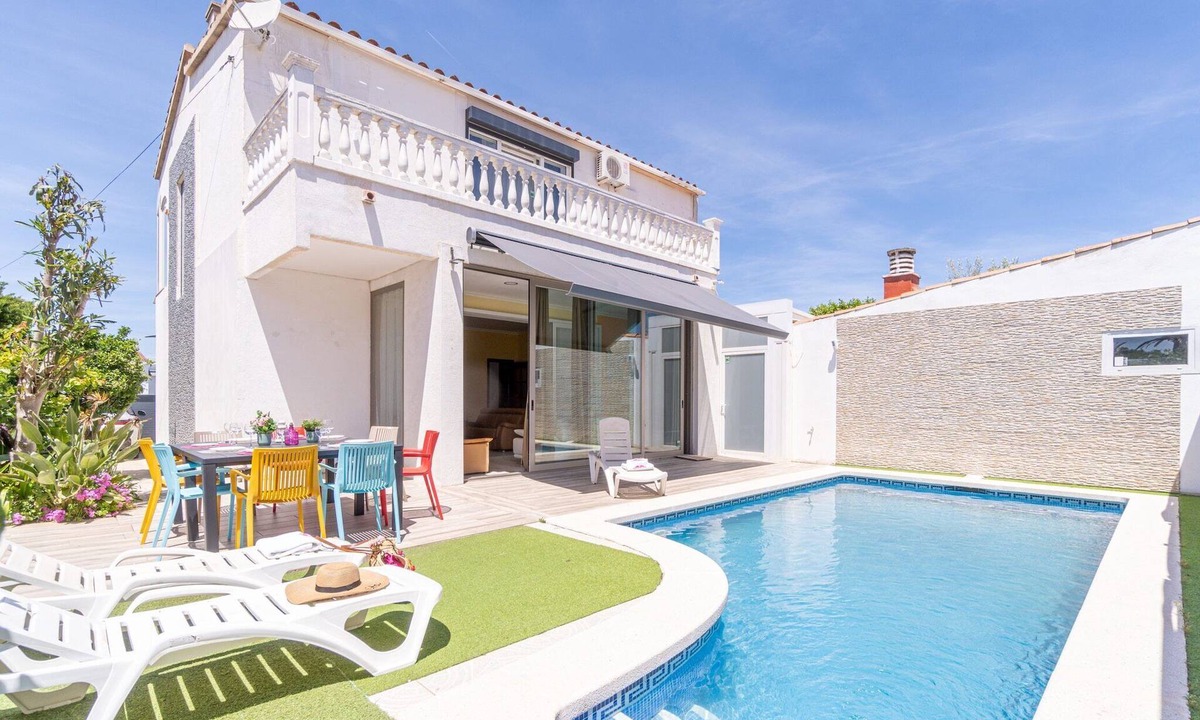 Empuriabrava Villa | Villa in Empuriabrava with Private Pool