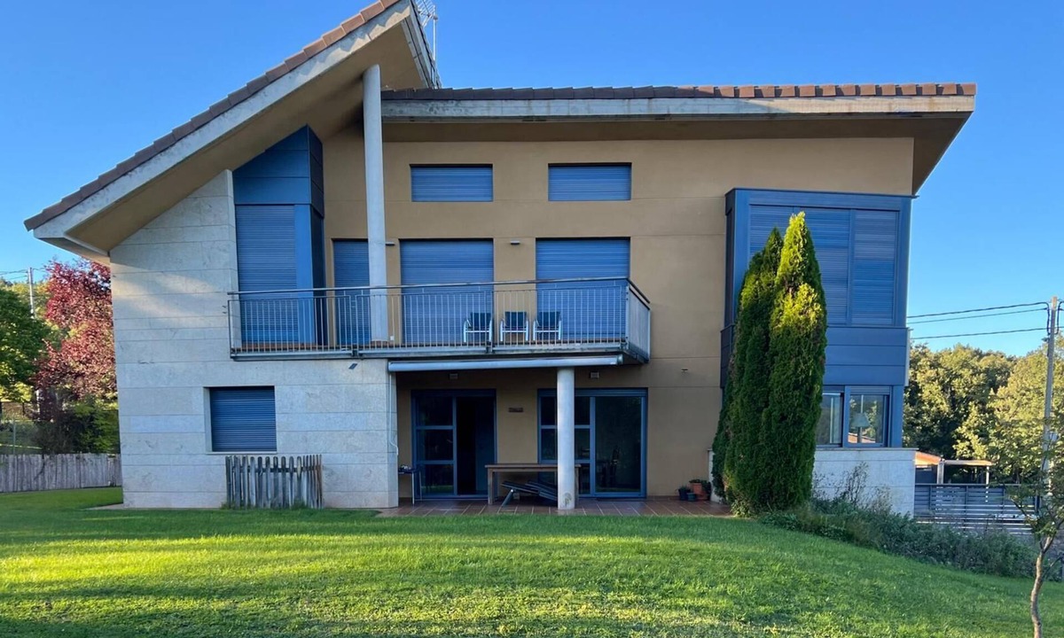 El Rasillo Villa | Villa in the mountains in front of a lake.
