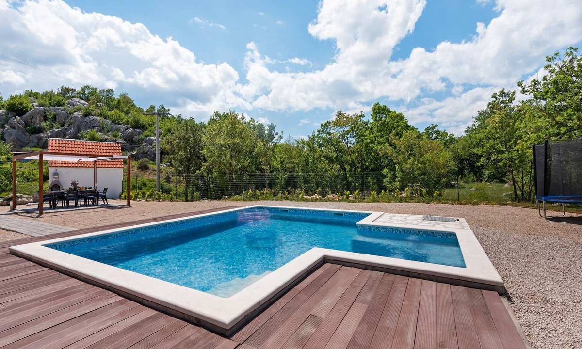 Neoric Villa | Villa in Neoric with Pool and Bubble Bath