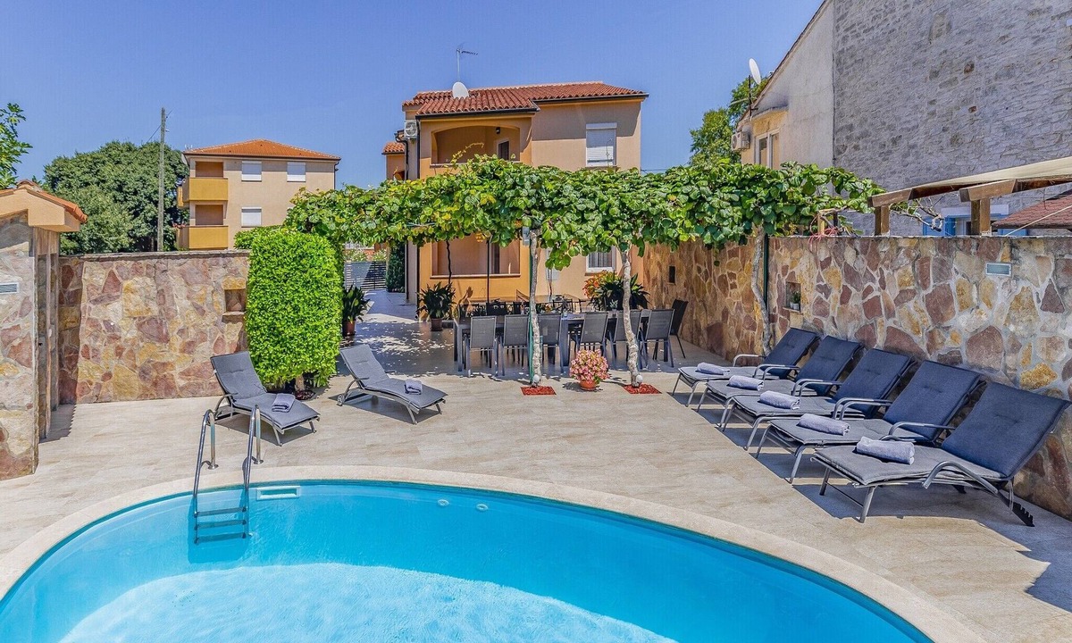 Peroj House | Villa in Peroj with Pool near Beach