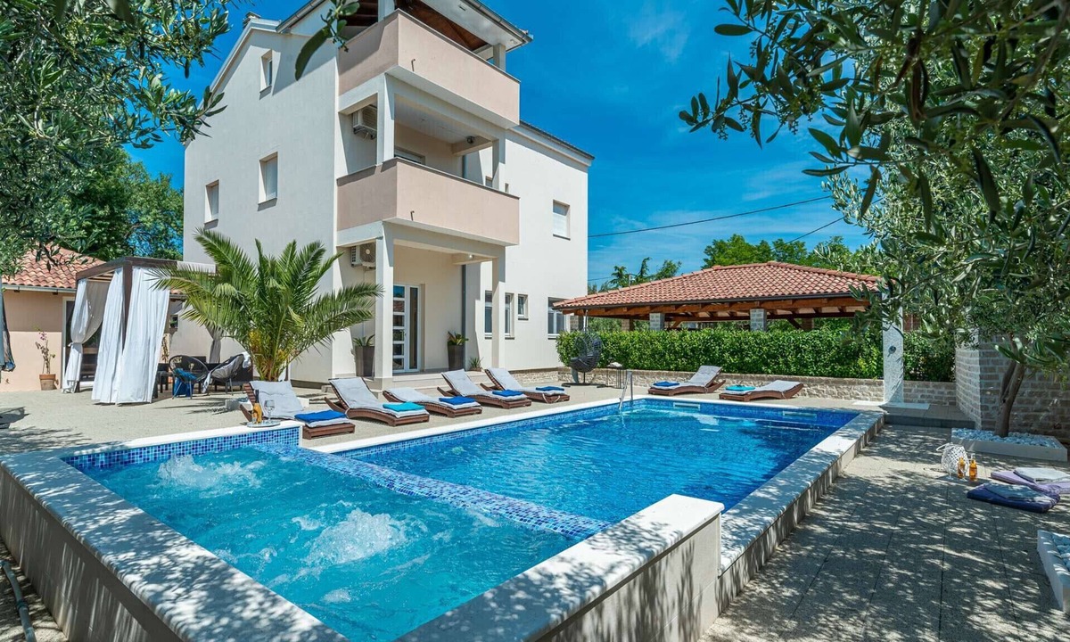 Velim Villa | Villa Ines surrounded by vineyards and olive trees
