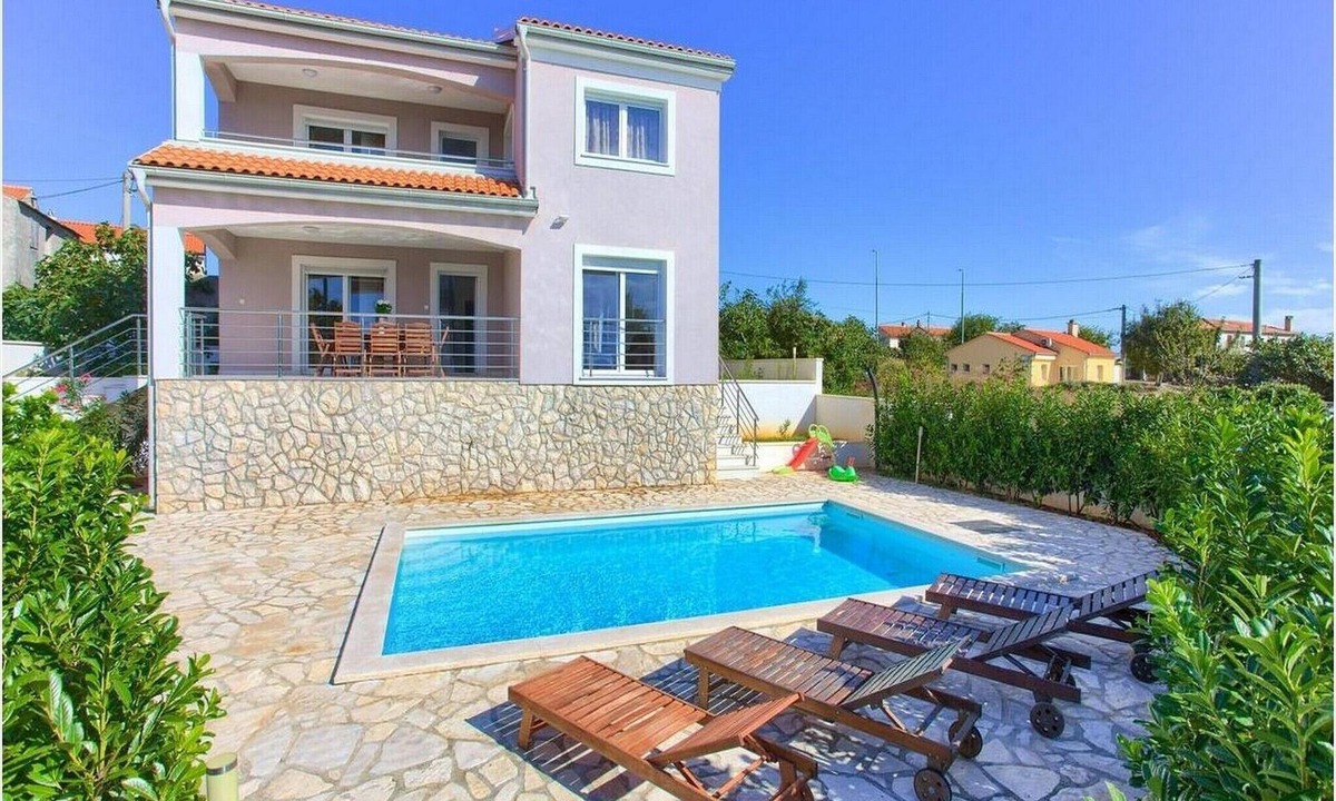 Milohnici Villa | Villa Isabella - Four Bedroom Villa with Swimming Pool