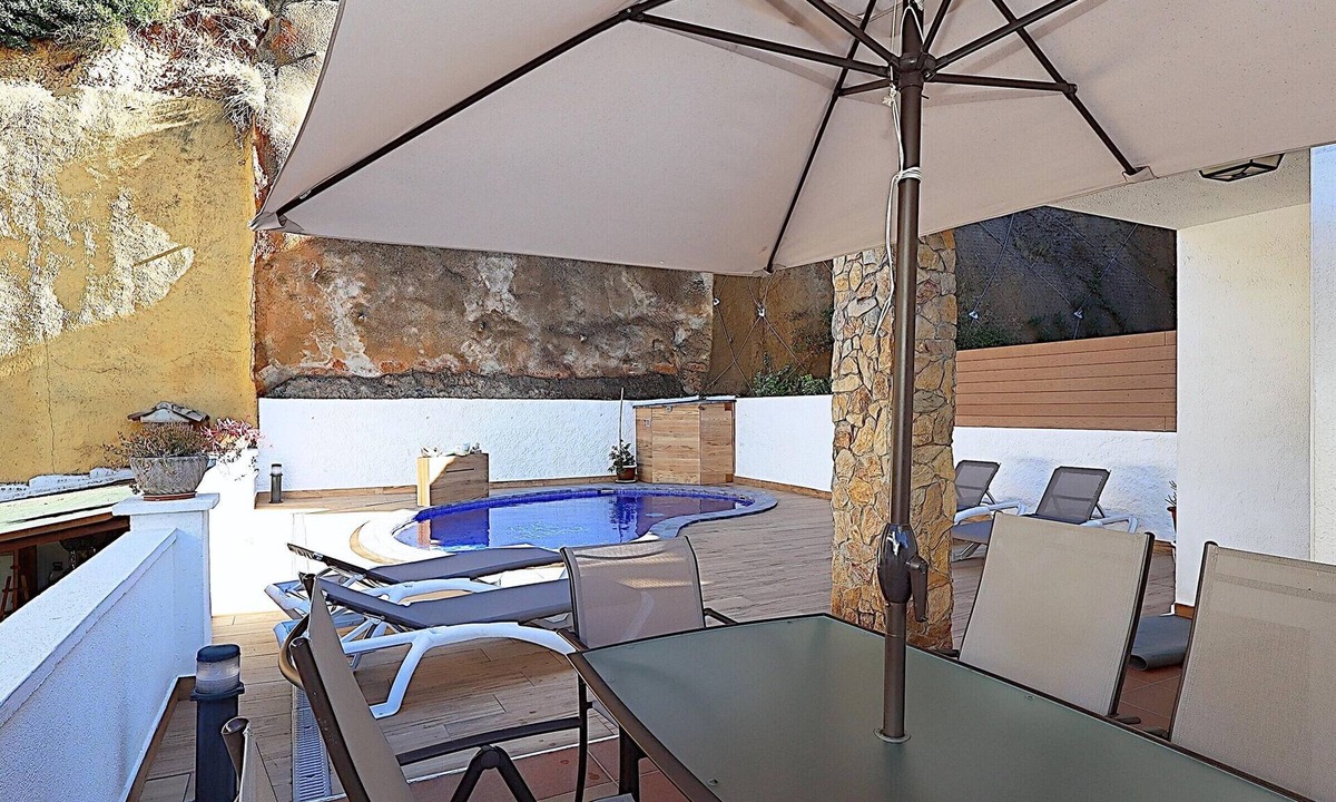 Lloret de Mar Cottage | Villa Isamar – Villa con piscina privada para 6 personas a solamente 200 metros de la playa Canyelles