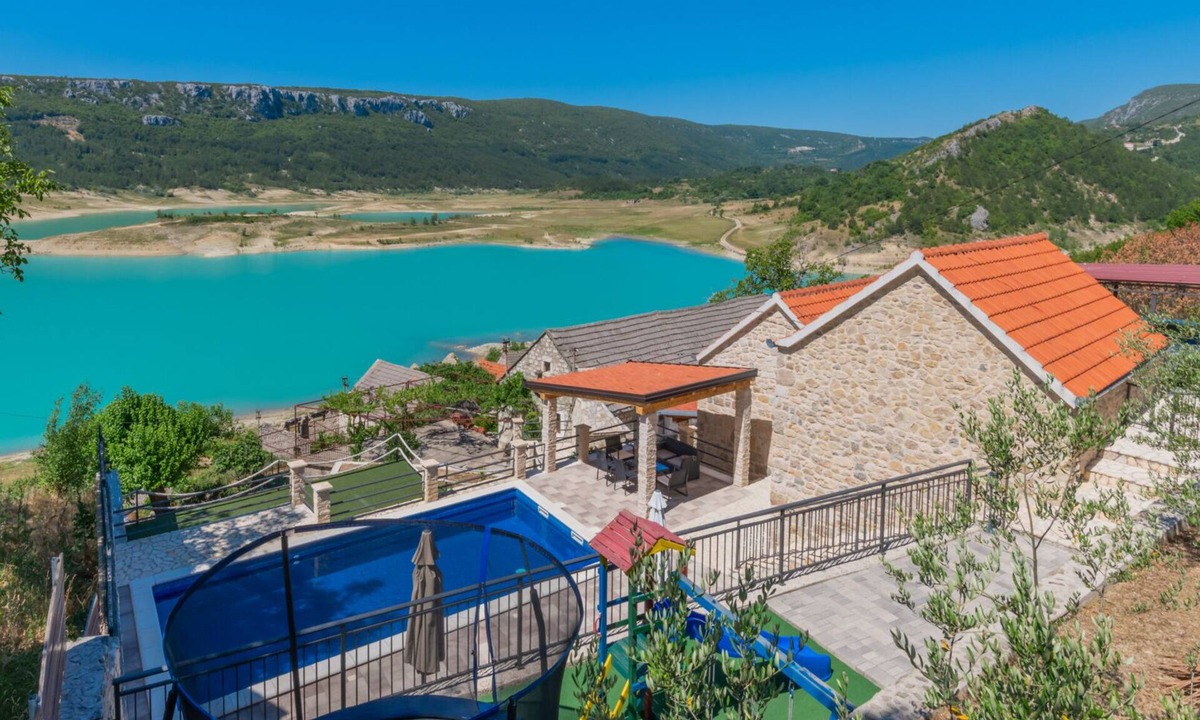 Prolozac Villa | Villa Janja - Makarska by Villas Guide