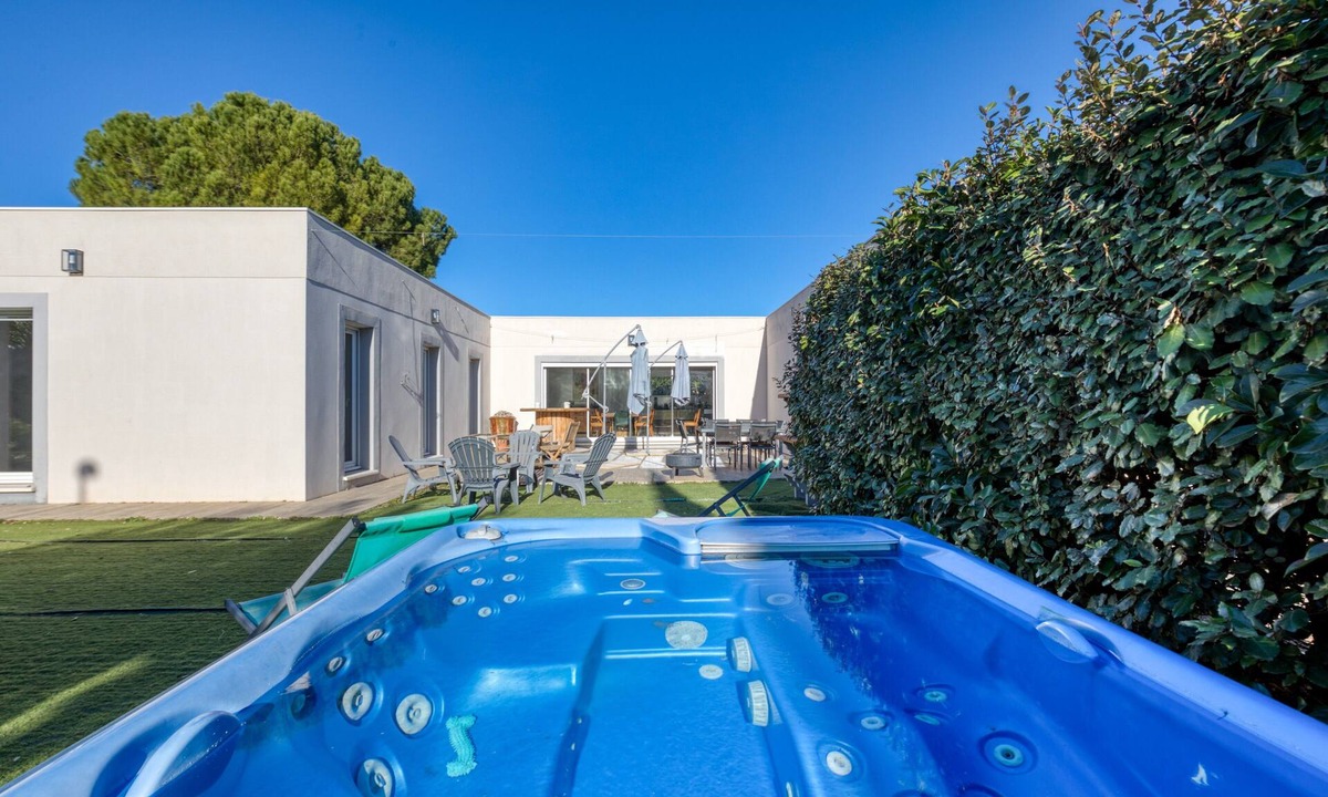 Alignan-du-Vent Villa | Villa 'L'Atrium' with Private Pool, Wi-Fi and Air Conditioning
