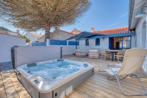 Saint-Gilles-Croix-de-Vie Villa | Villa Les Bains de Mer Spa Walk to Beach & Town Sleeps 6