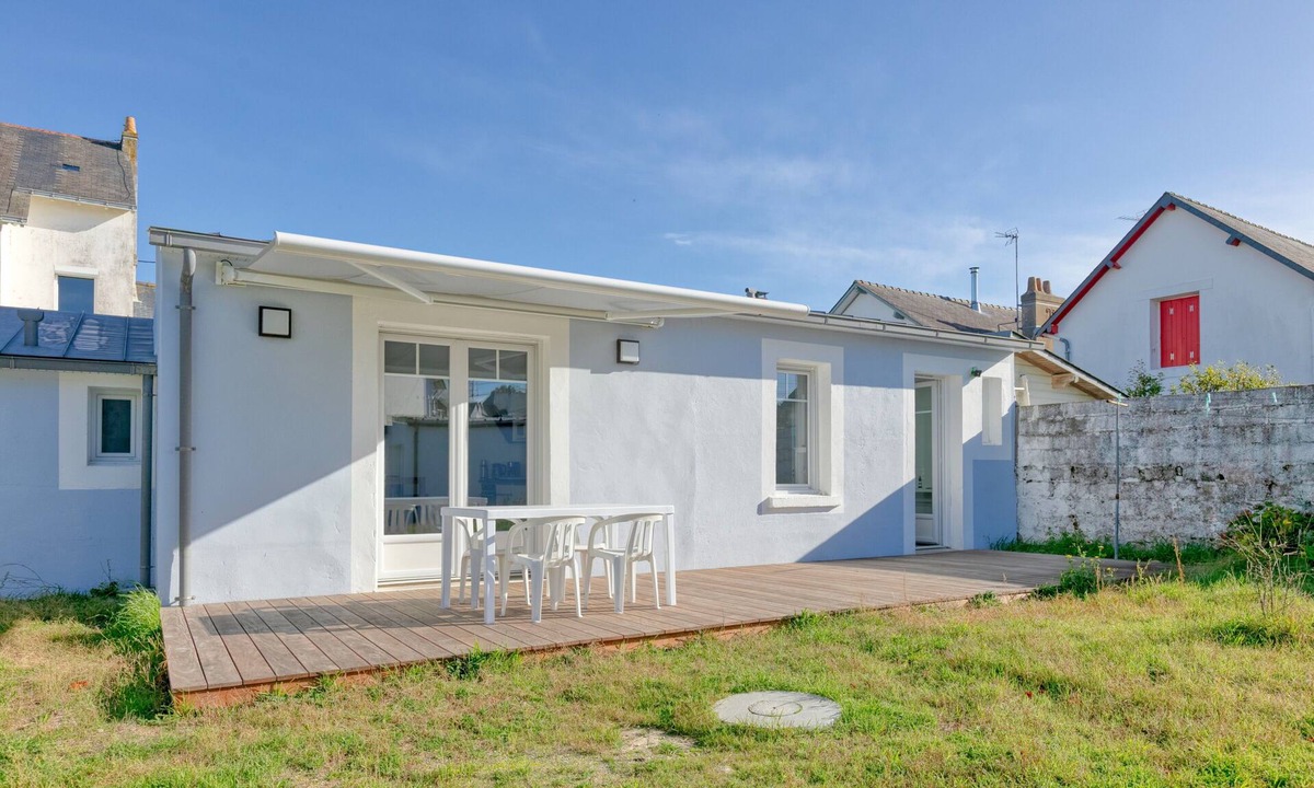 Batz-sur-Mer Villa | Villa 'La Bleue À 350m De La Mer' with Wi-Fi