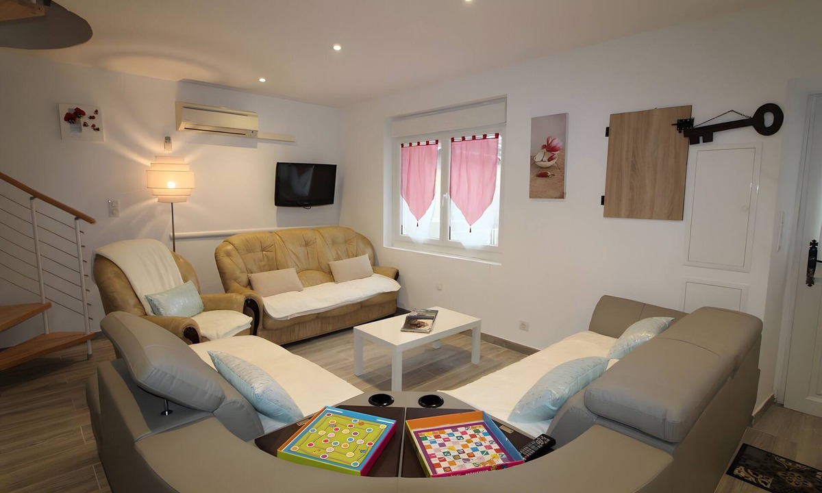 Saint Alban Auriolles Villa | Villa 'Le-joie' with Shared Pool, Wi-Fi, and Air Conditioning