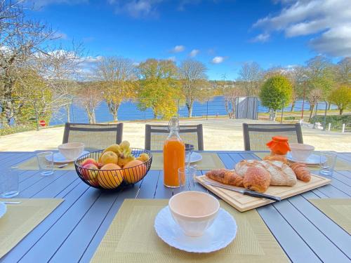 Villefranche-de-Panat Villa | Villa le Menhir 4 Ch au Bord du Lac et Terrasse