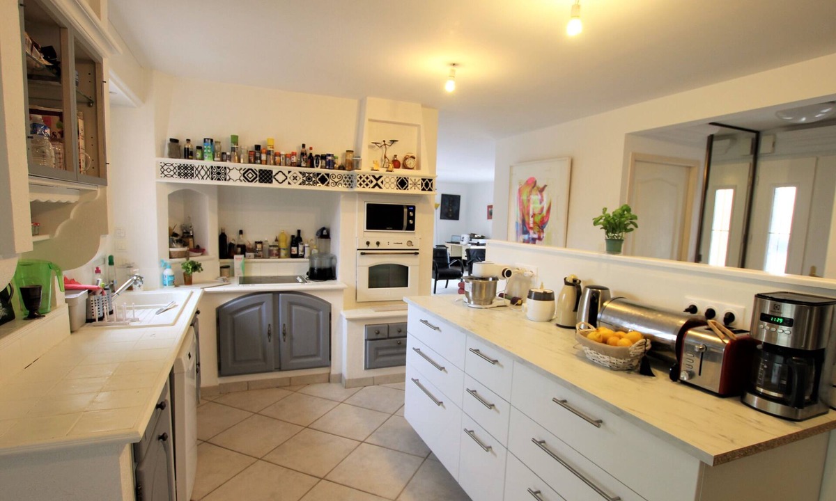 Talmont-Saint-Hilaire Villa | Villa Les Arts - spacious with heated indoor pool, sleeps 9