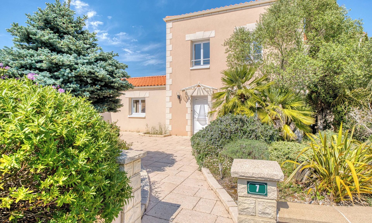 Landevieille Villa | Villa Les Hauts Du Lac : 15 pax, Pool, Spa, Pétanque & Lake