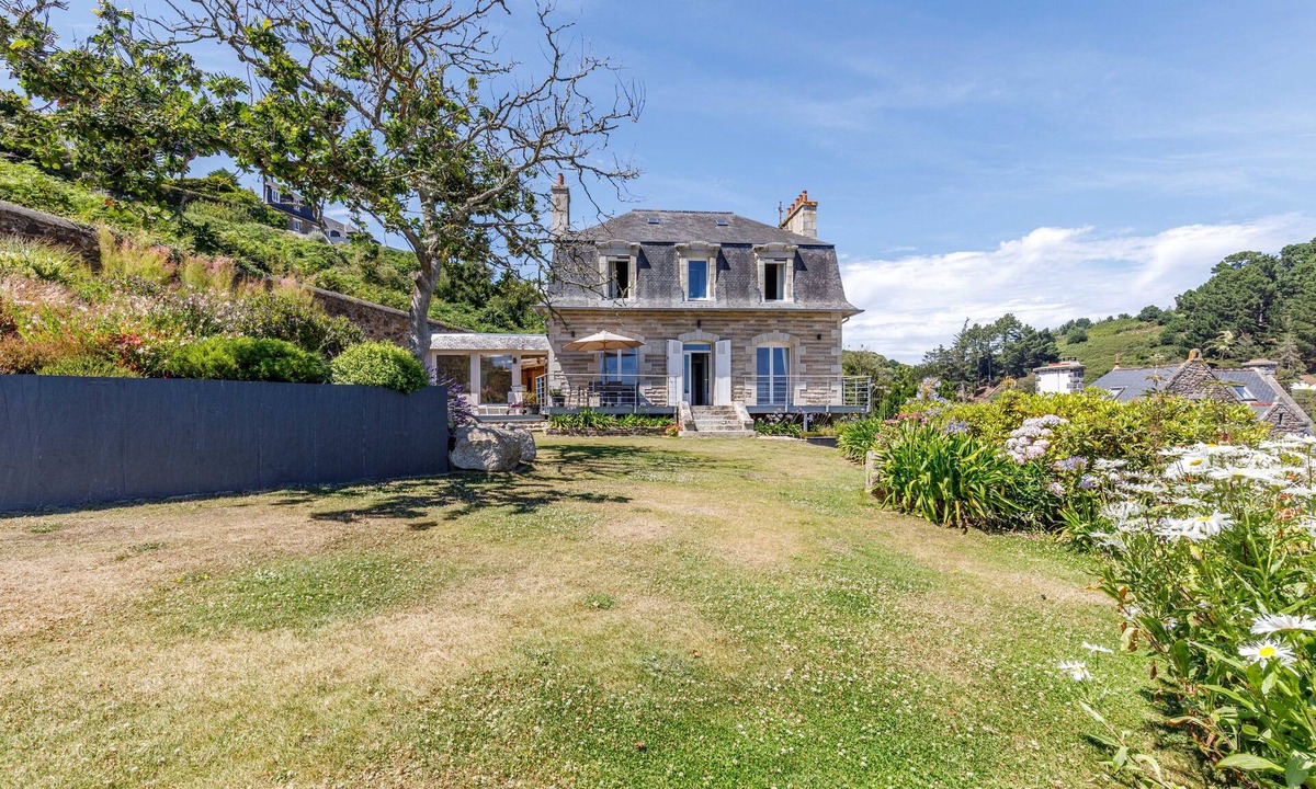 Plouha Villa | Villa Les Roches Mauves - vue mer, accès direct à la plage