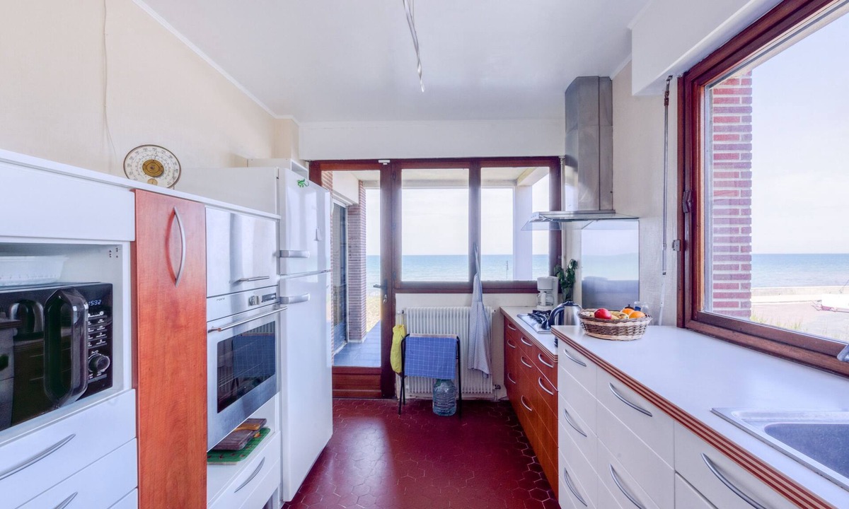 Ver-sur-Mer Villa | Villa les Sternes, beachfront with 180° sea view