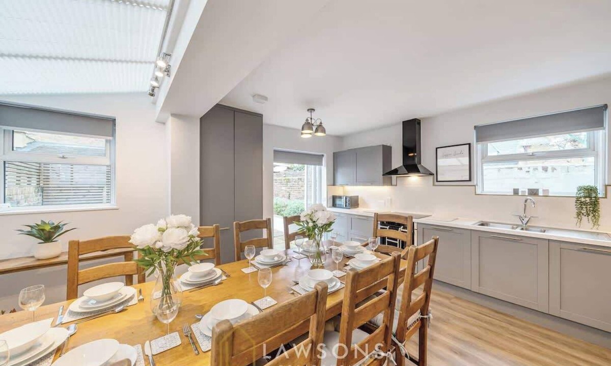 Windsor City Centre House | Villa Living by Lawsons