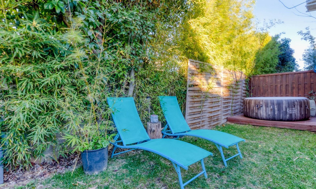 Lunel Villa | Villa "Loft Ambrussum" with Shared Terrace, Whirlpool & Wi-Fi