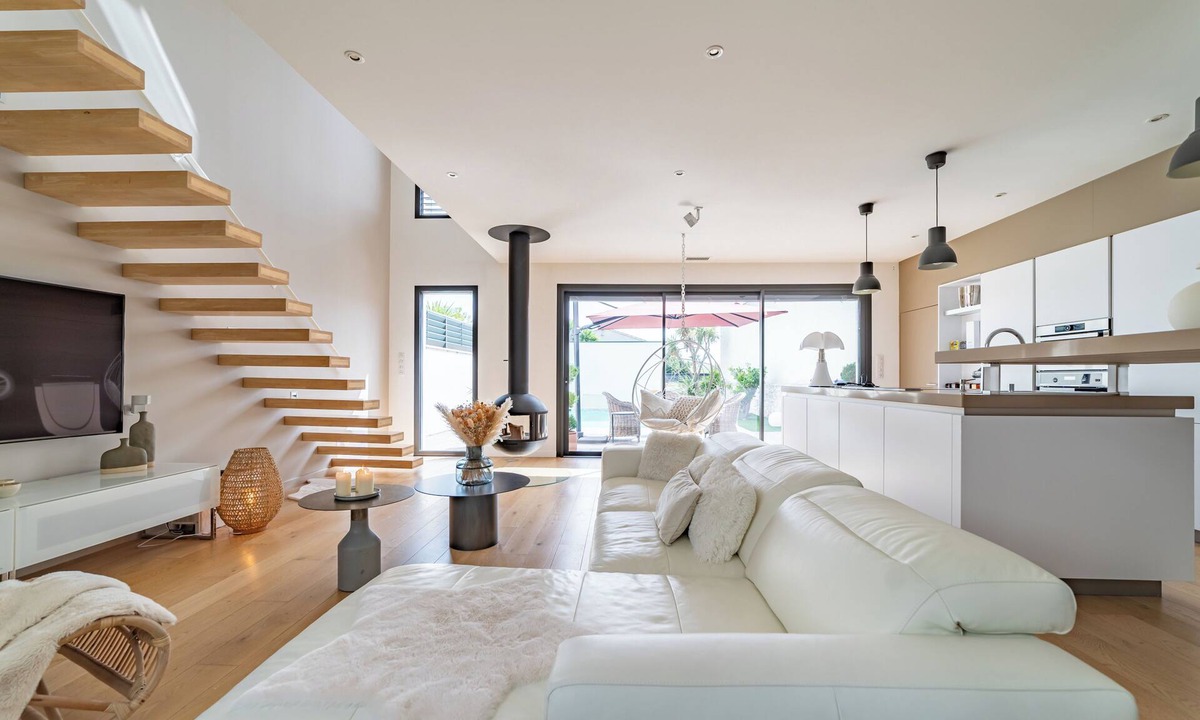 Clarensac Villa | Villa Loft Victoria: Stunning Architect House with AC & Pool
