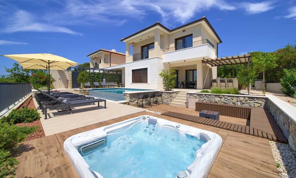 Pinezici Villa | Villa LORD with heated pool, jacuzzi and sauna