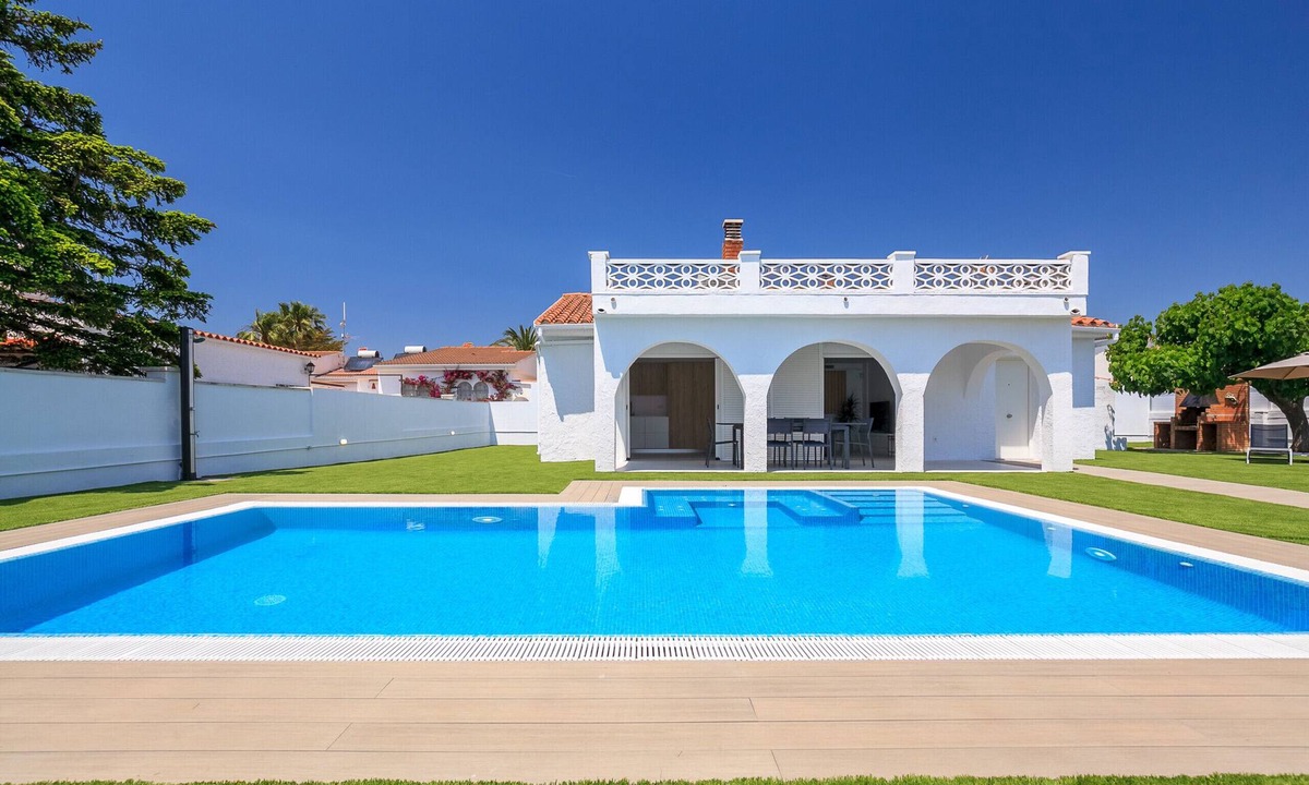 Pinos de Miramar Villa | VILLA LOS DADOS: 4 bedrooms, private pool, jacuzzi, and barbecue