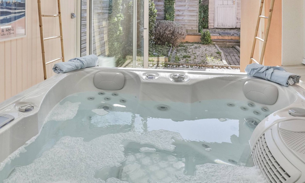 Olonne-sur-Mer Villa | Villa LS Familiale avec Piscine & Jacuzzi, Proche Plage et Commerces - Les Sables d'Olonne