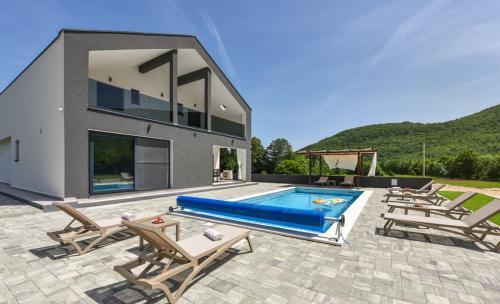 Gracac Villa | VIlla Luka - new isolated villa with heated pool, jacuzi and sauna