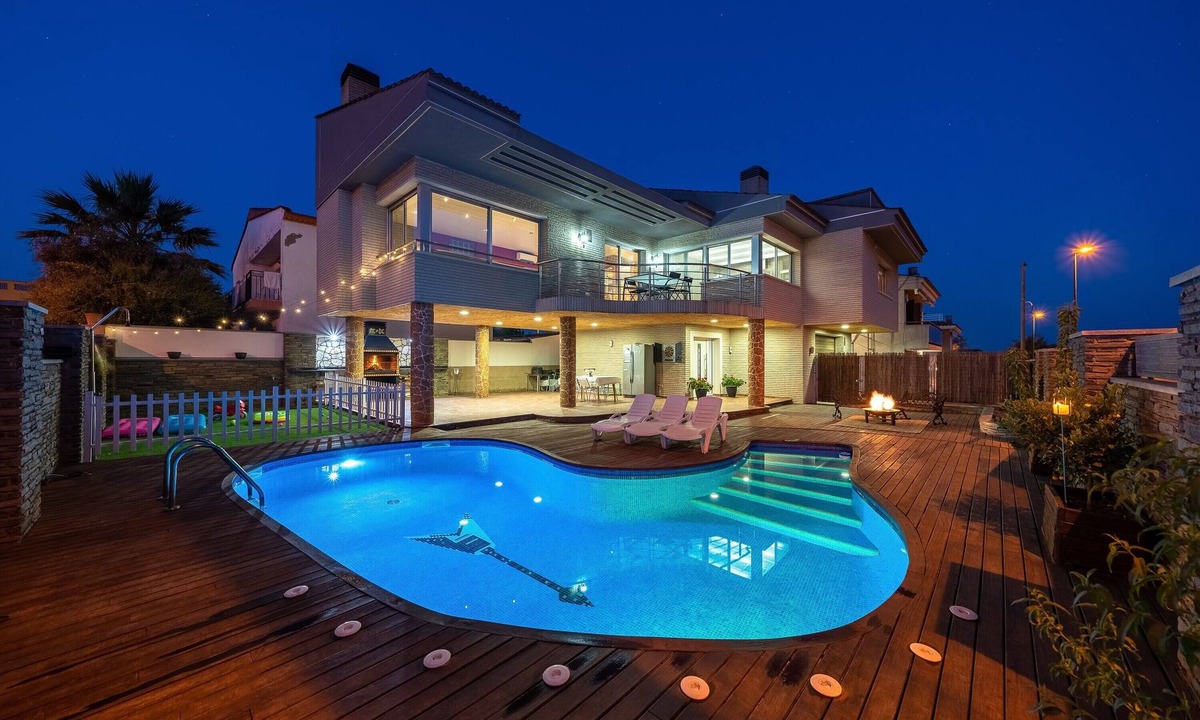 Reus Villa | Villa "Luxury Rock TIRRI" with Private Pool, Covered Terrace and Wi-Fi