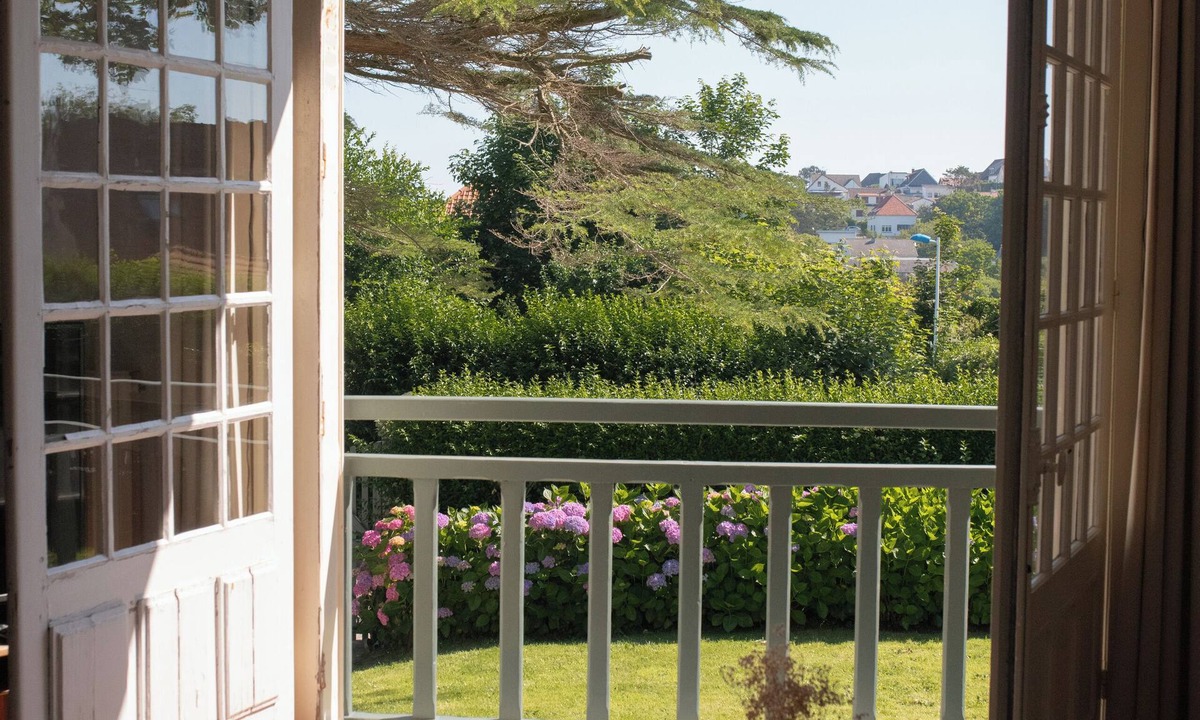 Mesnil-Val-Plage Villa | Villa Ma Normandie, garden and beach Mesnil Val