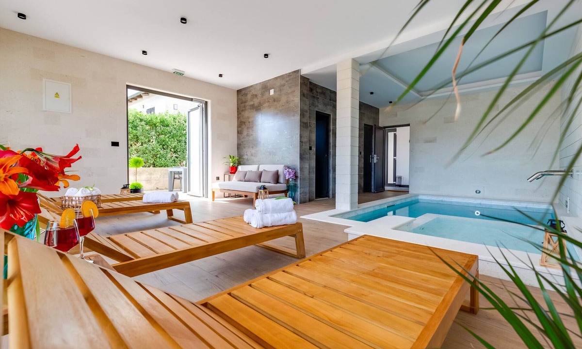 Povljana Villa | Villa Maiorum with indoor heated pool