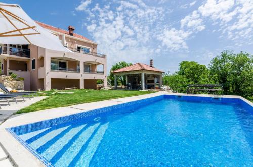 Gromaca Villa | Villa Majkovica - 4 Bedroom Villa with Private Pool & En-Suite Bathrooms & Parking