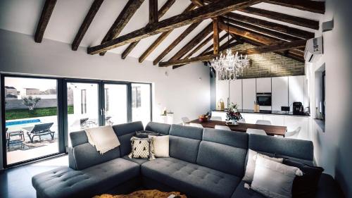 Privlaka Villa | Villa Mala,Luxury Retreat with Pool, Sauna & Gym