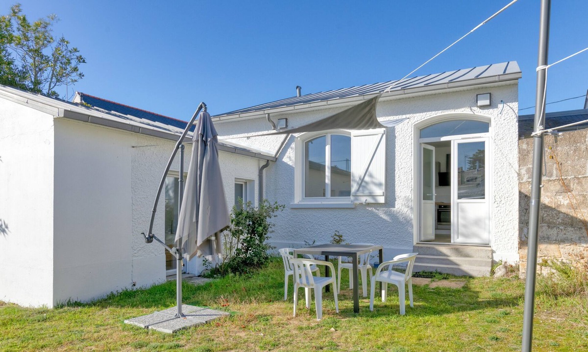 Batz-sur-Mer Villa | Villa 'Marais Salants 350m De La Mer' with Wi-Fi