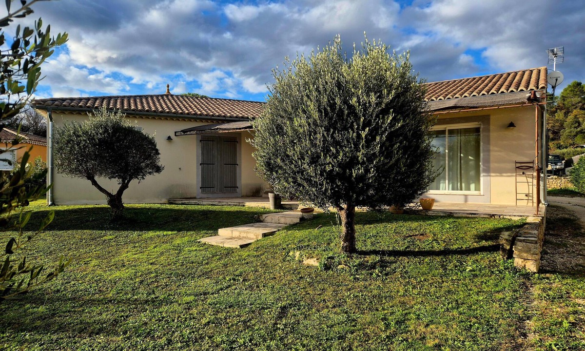 Goudargues Villa | Villa 'Margot' with Private Terrace, Wi-Fi and Air Conditioning