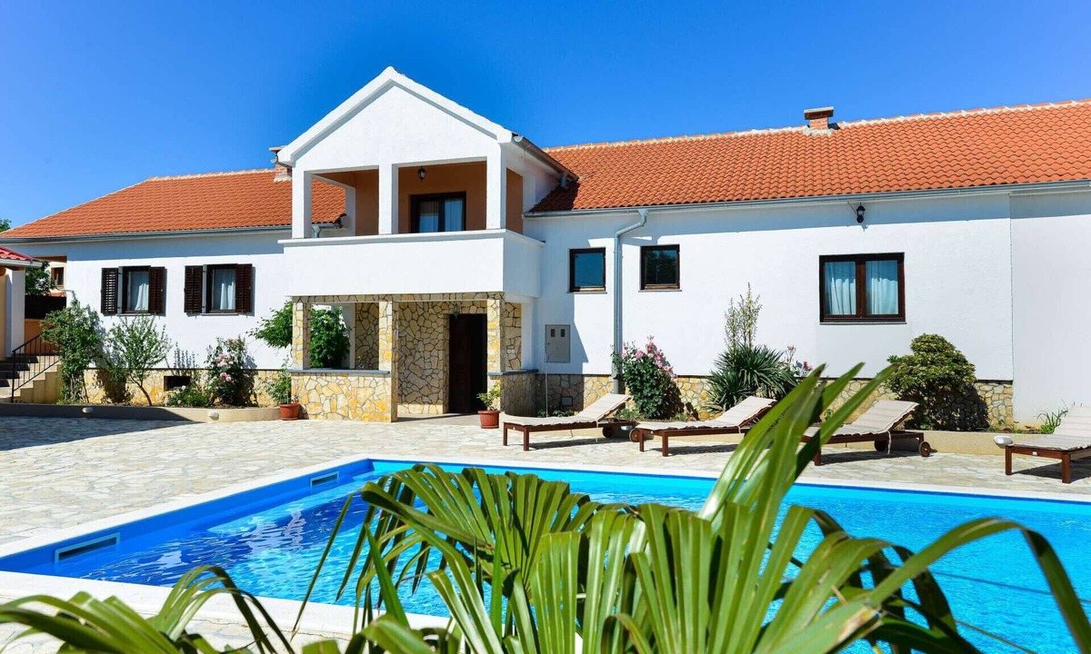 Benkovac Villa | Villa Marinić with heated pool and entertainment room
