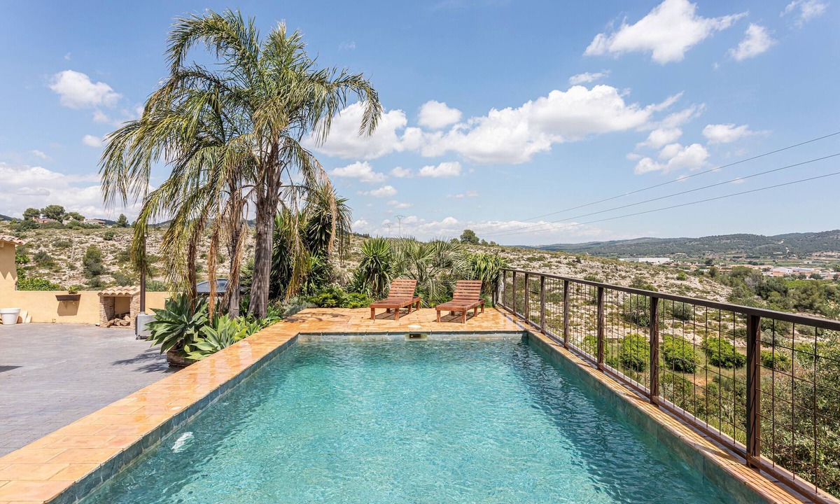 Llombai Villa | Villa 'Masai' with Private Pool, Wi-Fi and Air Conditioning