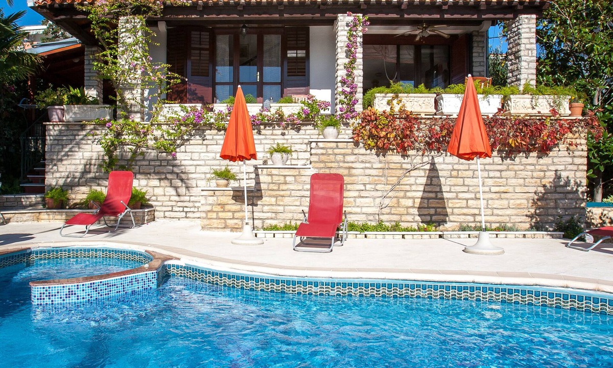 Seget Vranjica Villa | Villa Masha is a detached house, very finely accommodating 6 to 7 persons