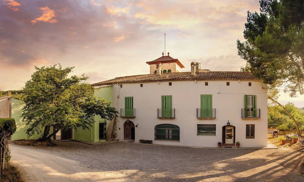 Torrelavit Villa | Villa "Masia Can Comas" with Pool, Garden & Wi-Fi
