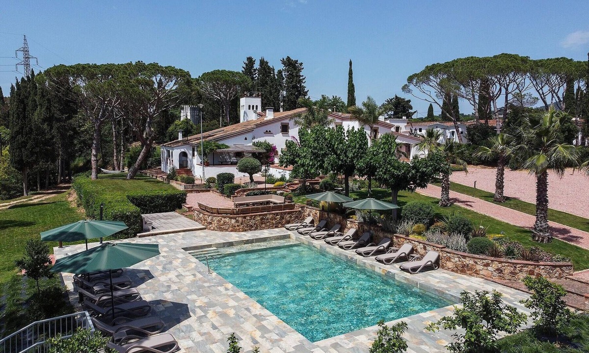 Tordera Villa | Villa 'Masia Luxmarspa' with mountain views, Wi-Fi and air conditioning