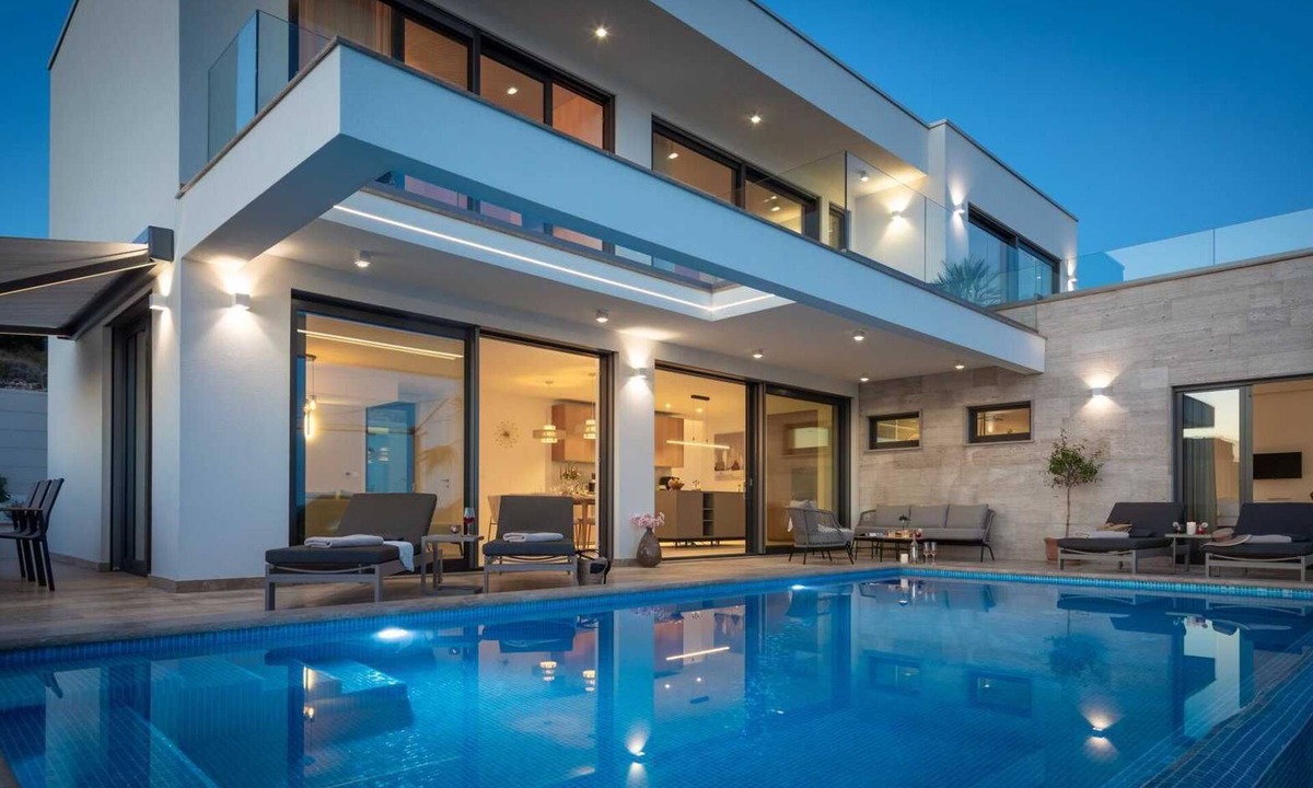 Okrug Gornji Villa | Villa Maxime with Heated Pool