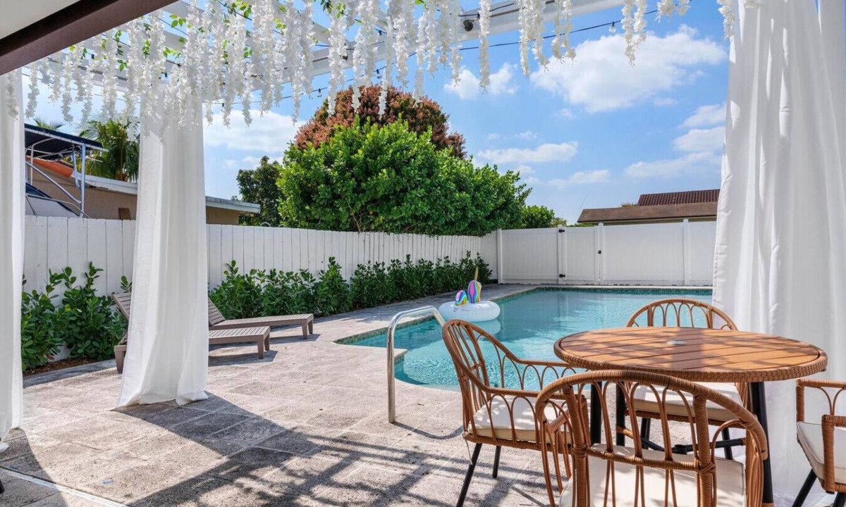 Ludlam House | Villa · Mediterranean Villa - Big Pool-Pool Spa BBQ Fits18