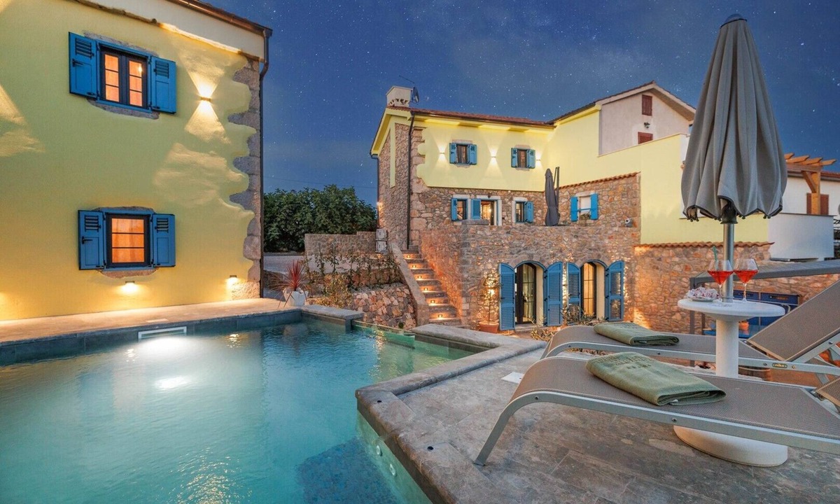 Kras House | Villa Melary with the Pool, Jacuzzi & Ps5 surrounded with nature.