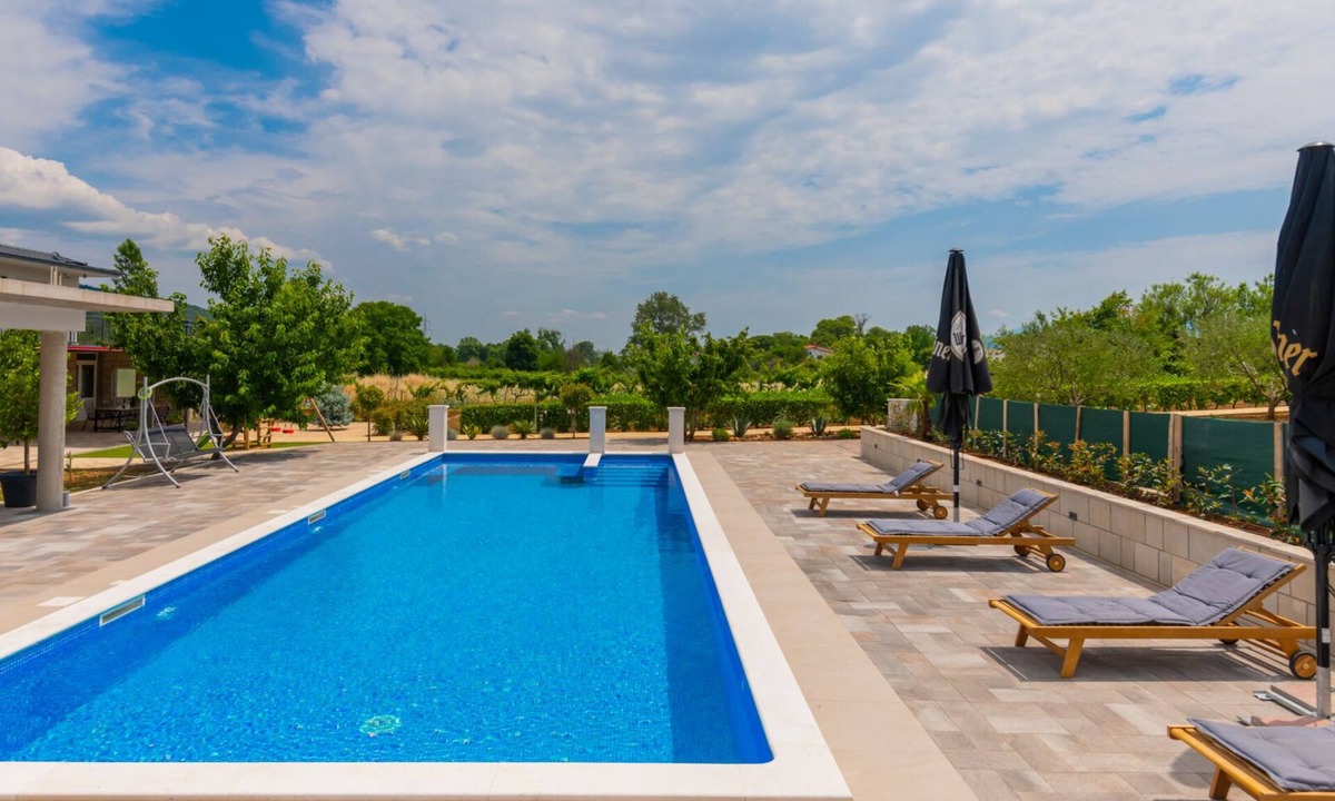 Donji Prolozac Villa | Villa Miki by Villas Guide