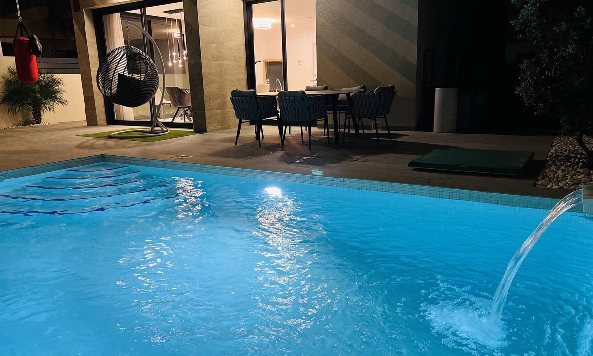 Los Montesinos Villa | Villa 'Moderna Y Luminosa' with Private Pool, Wi-Fi and Air Conditioning